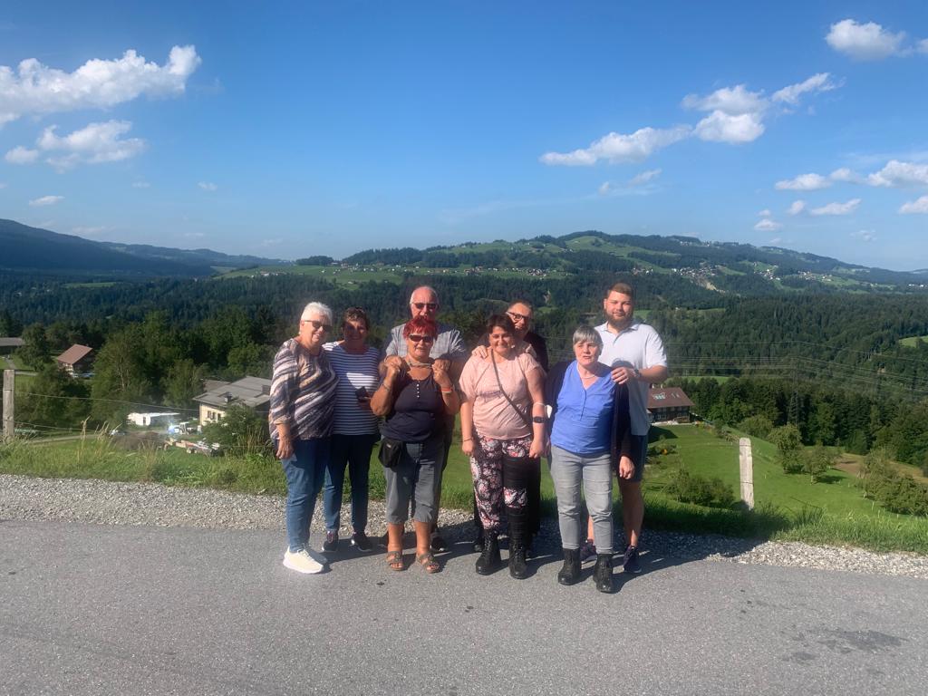 Gruppenfoto während der Rückfahrt zum Hotel, mit Landschaft im Hintergrund